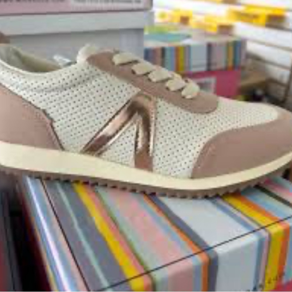 Mia Kids Perforated Lace-Up Sneakers in Cream & Blush - like new size 2